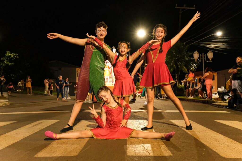 Público celebra magia do Natal no segundo desfile do Natal Brilha Machadinho